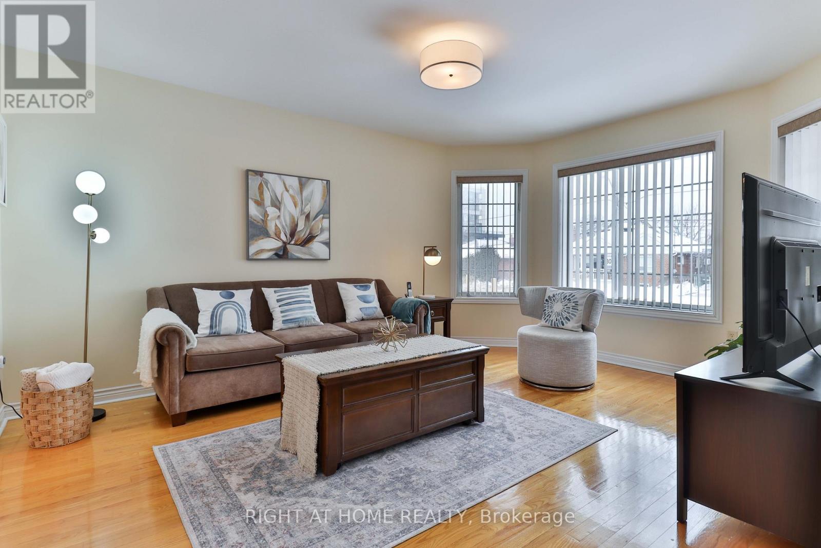 459 Maple Leaf Drive, Toronto, Ontario  M6L 1R1 - Photo 2 - W13151188