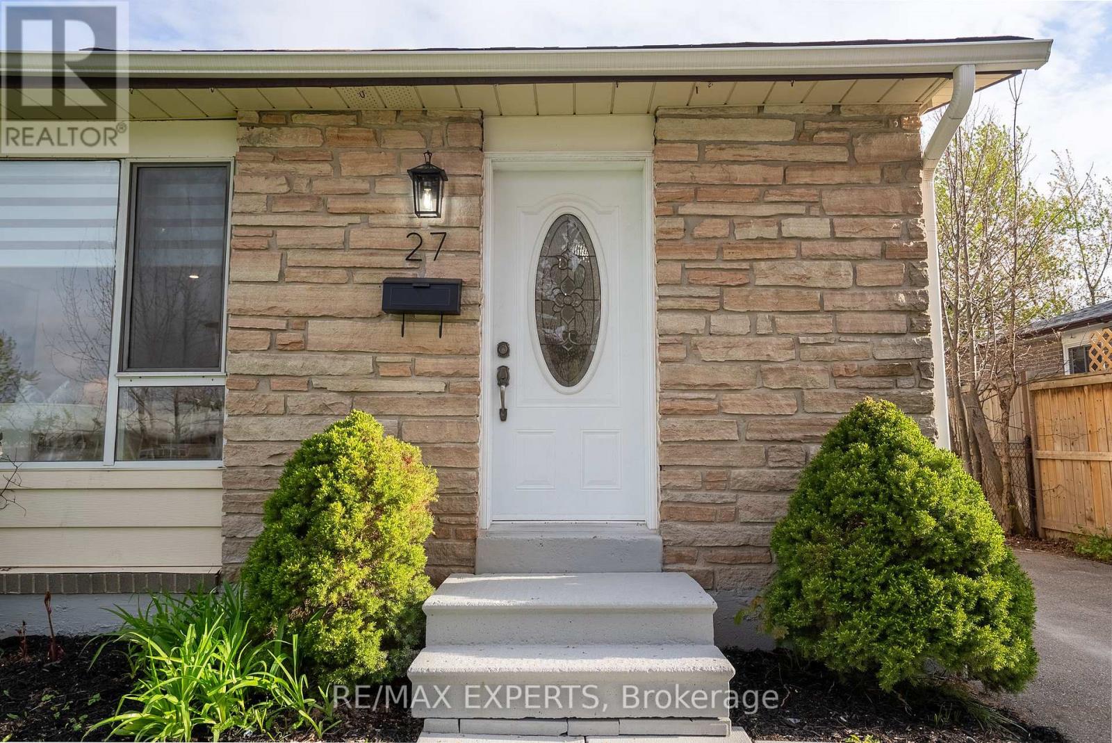 27 Fallingdale Crescent, Brampton, Ontario  L6T 3J5 - Photo 2 - W13151276