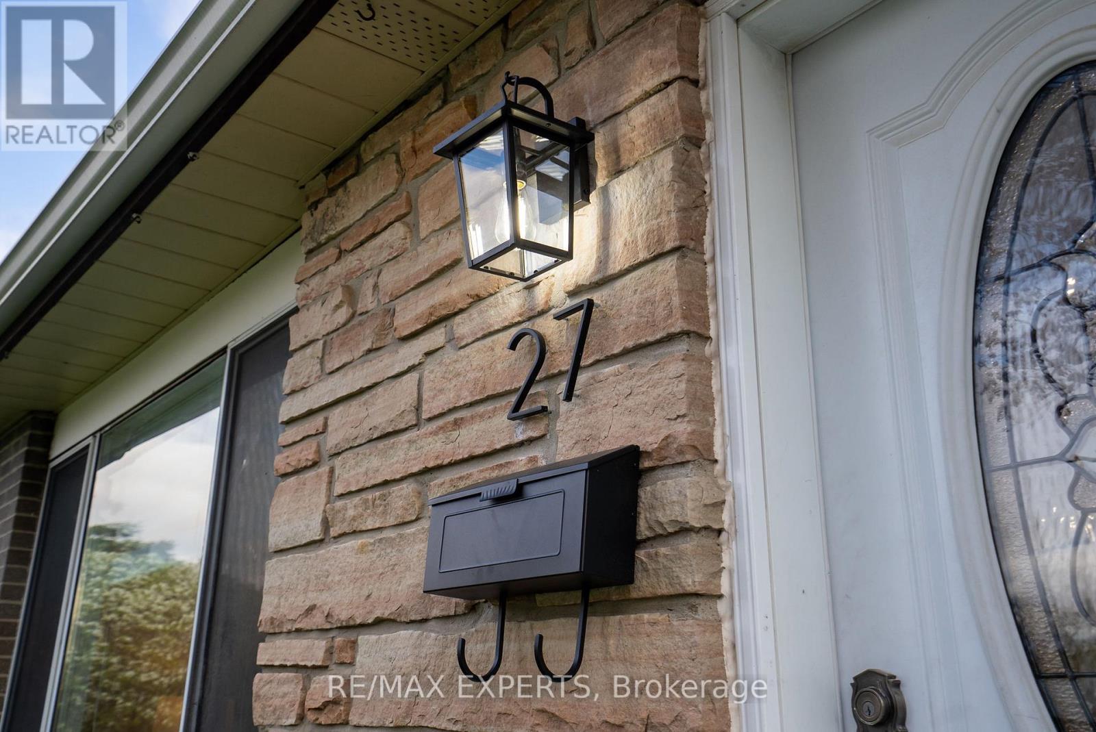 27 Fallingdale Crescent, Brampton, Ontario  L6T 3J5 - Photo 3 - W13151276