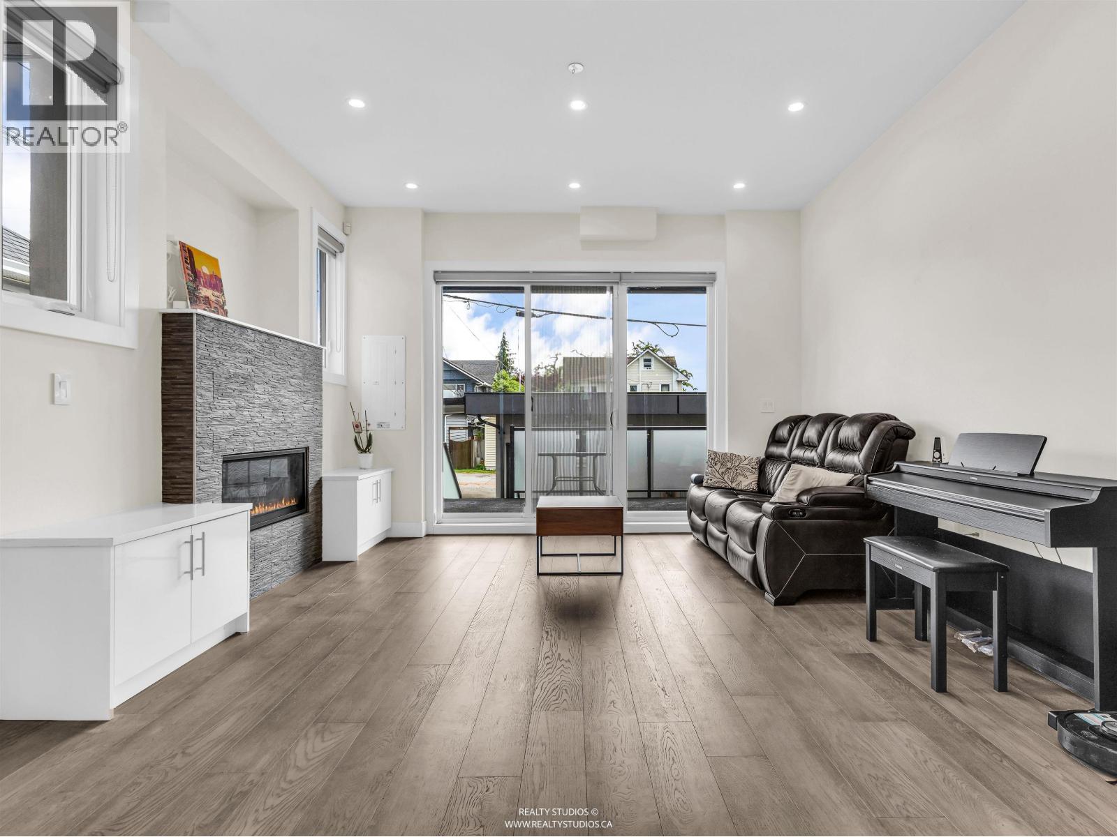 409 W Keith Road, North Vancouver, British Columbia  V7M 1M2 - Photo 2 - R3125774