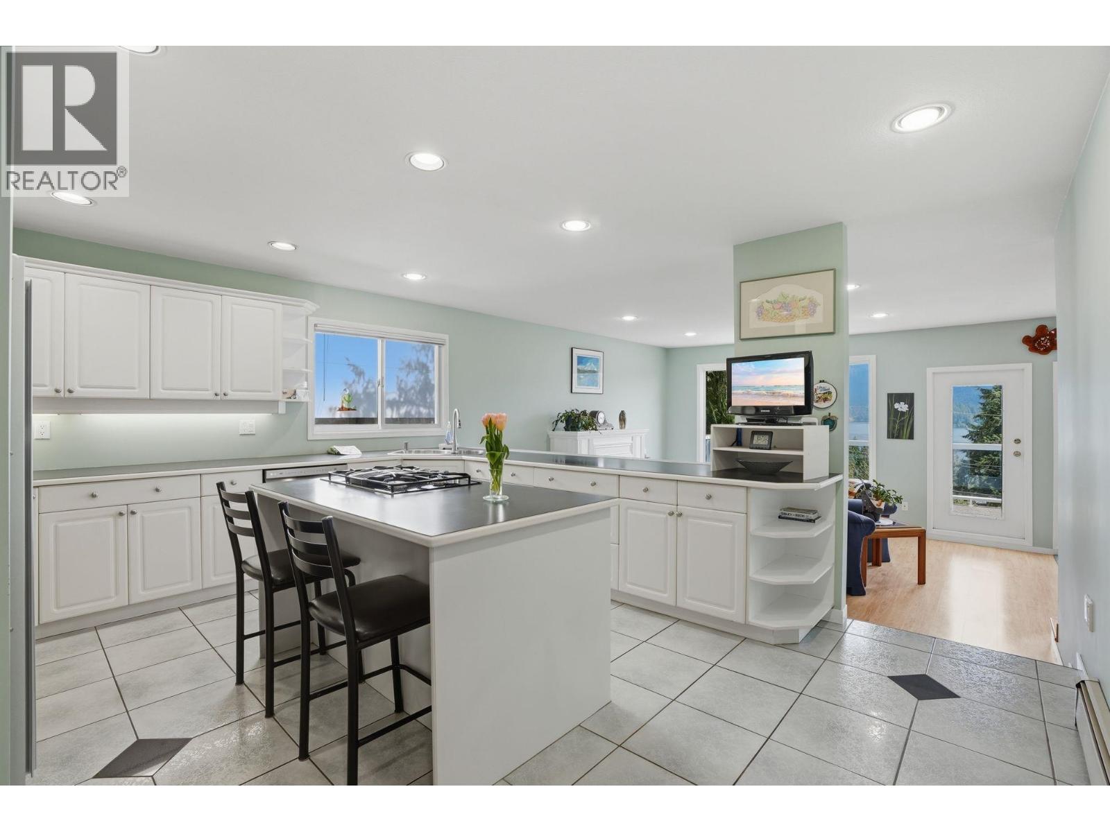 2341 Caledonia Avenue, North Vancouver, British Columbia  V7G 1T8 - Photo 6 - R3125727
