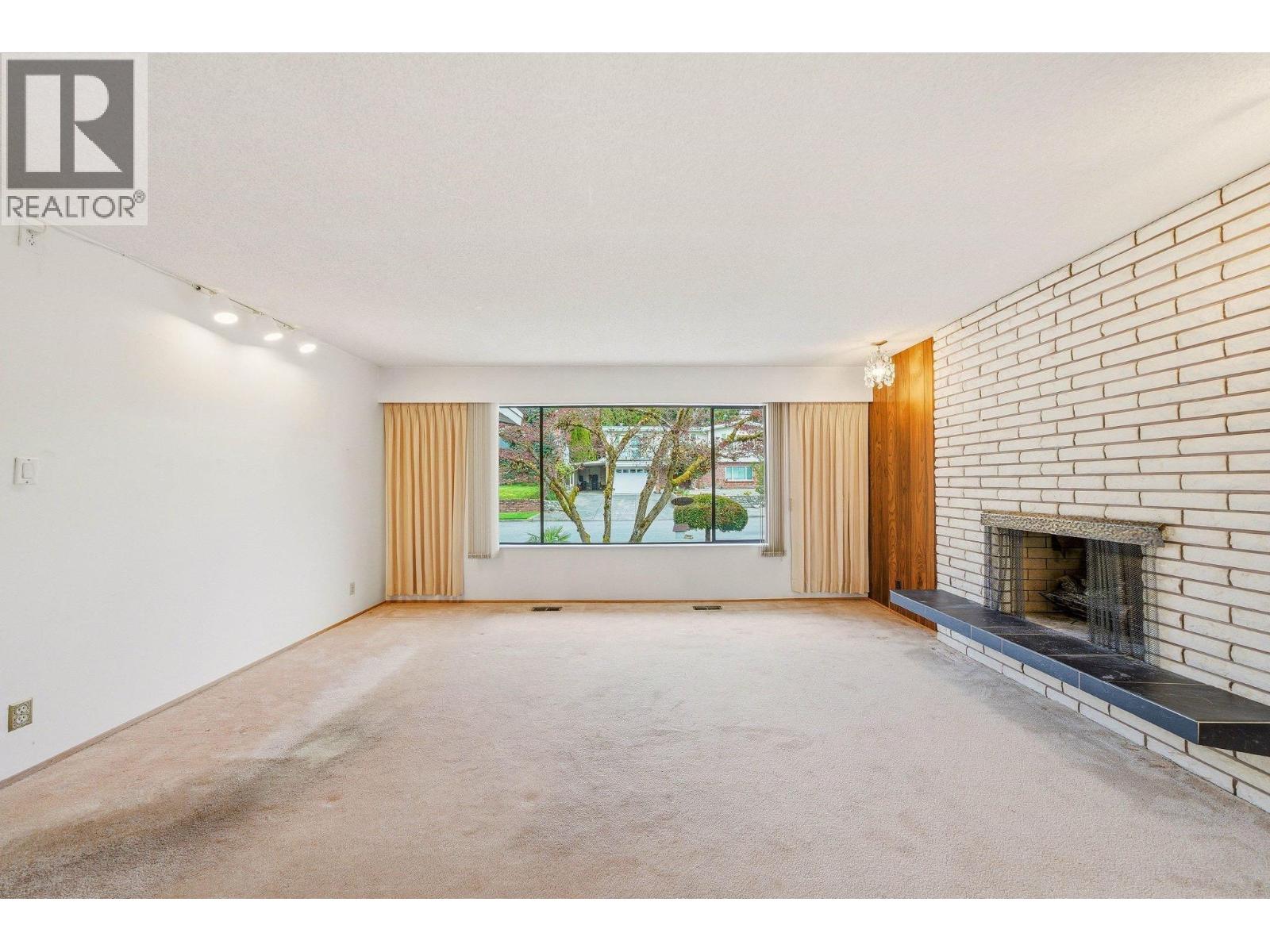5180 Springdale Court, Burnaby, British Columbia  V5B 4P4 - Photo 5 - R3125783
