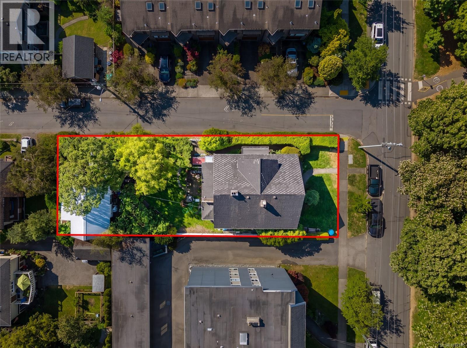 980 Heywood Ave, Victoria, British Columbia V8V 2Y4 - Photo 2 - 1037245