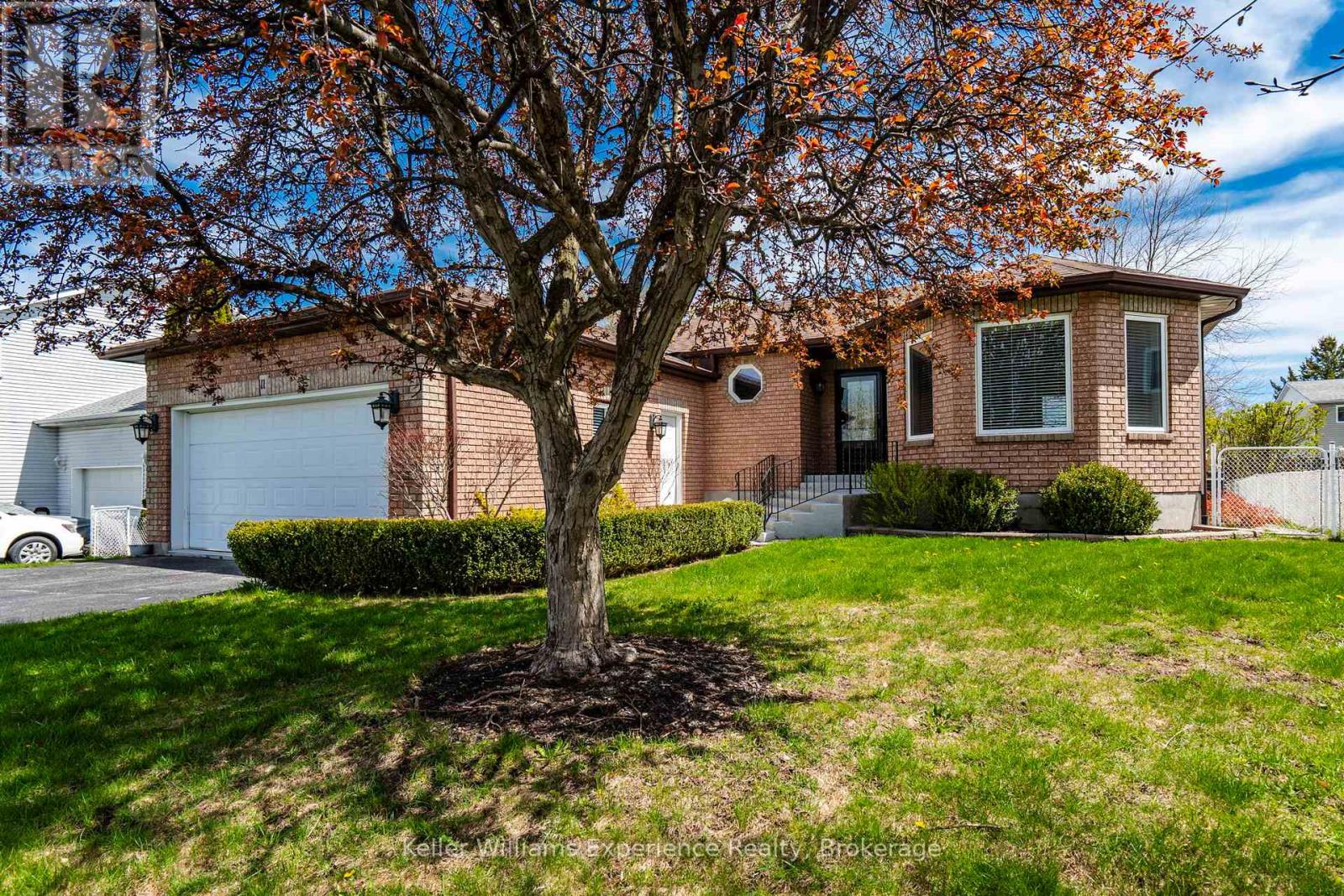 11 Copeland Street, Penetanguishene, Ontario  L9M 1K3 - Photo 1 - S12792672