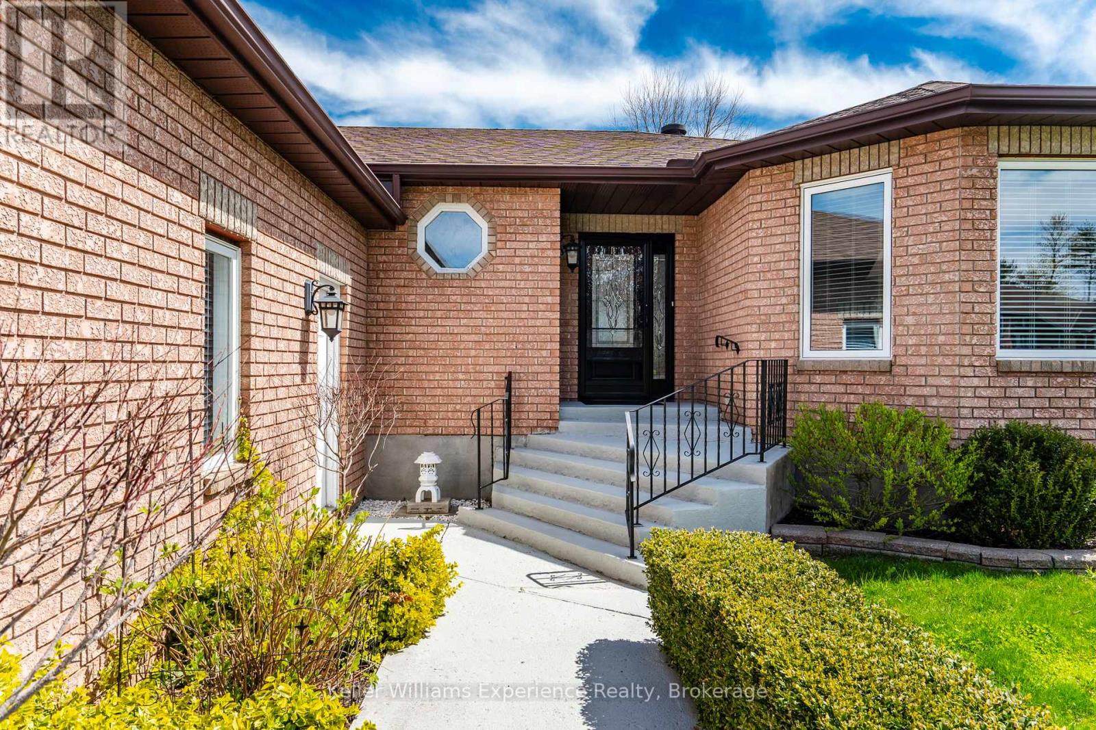 11 Copeland Street, Penetanguishene, Ontario  L9M 1K3 - Photo 3 - S12792672