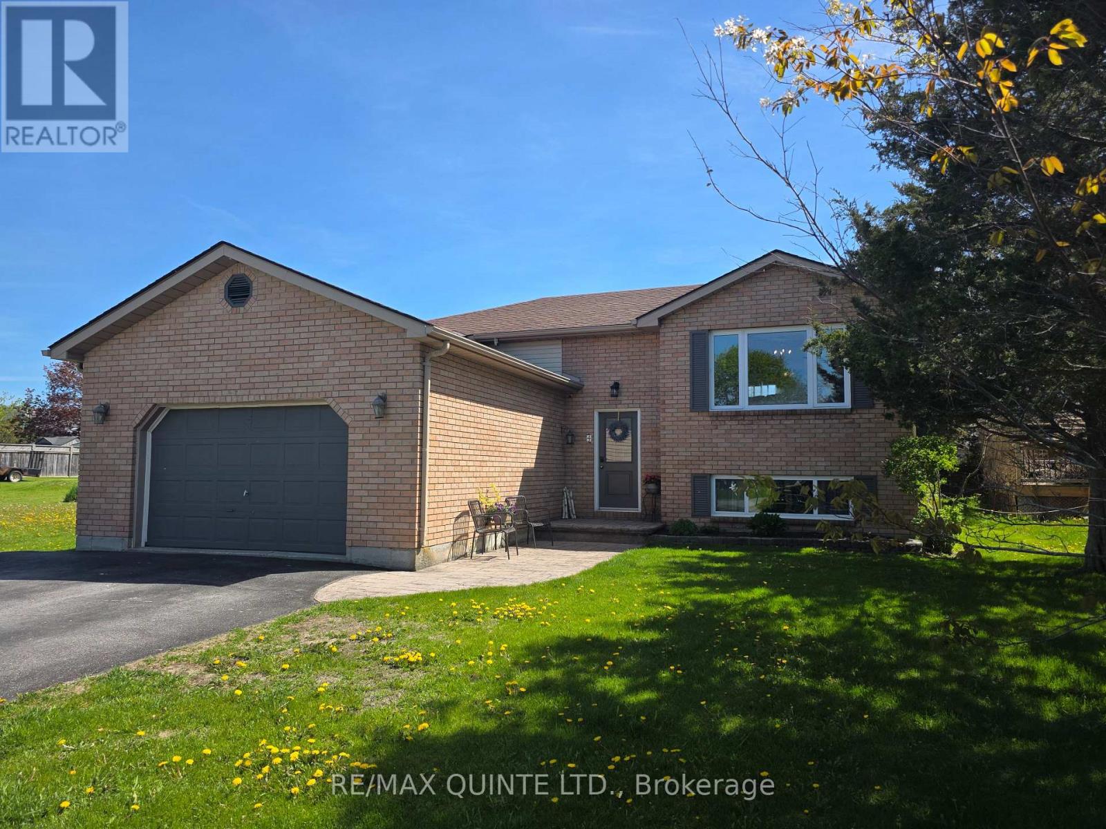 4 Harbourview Crescent, Prince Edward County, Ontario  K0K 3L0 - Photo 1 - X12883804