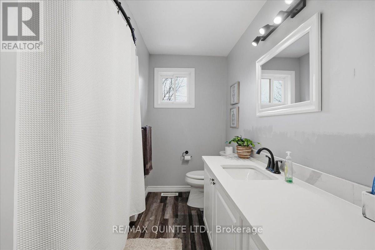 4 Harbourview Crescent, Prince Edward County, Ontario  K0K 3L0 - Photo 15 - X12883804