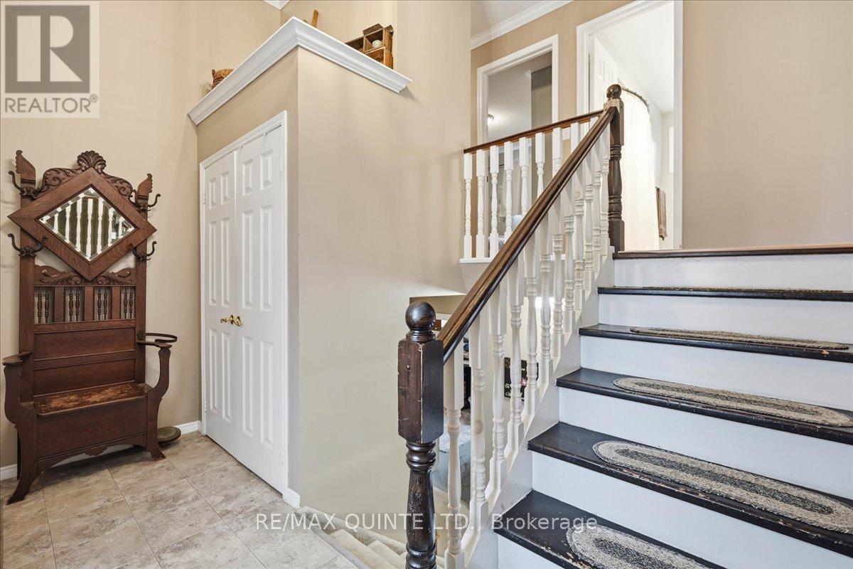 4 Harbourview Crescent, Prince Edward County, Ontario  K0K 3L0 - Photo 5 - X12883804