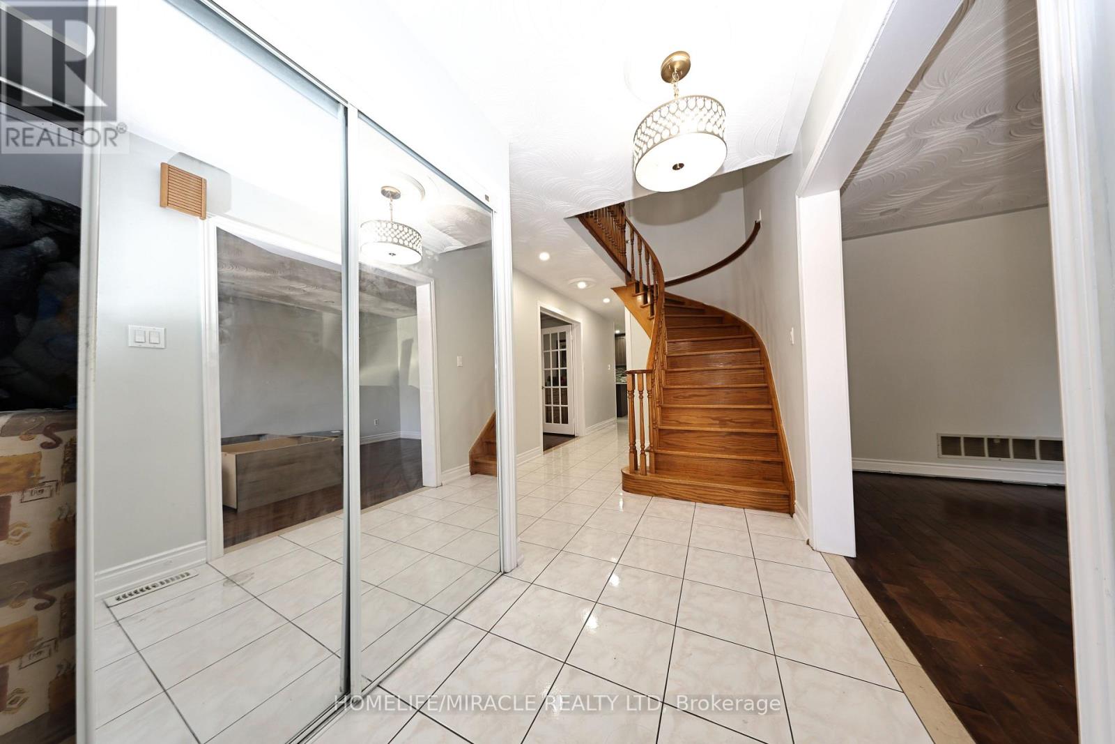 35 Kirk Drive, Brampton, Ontario  L6X 4E6 - Photo 3 - W13151528