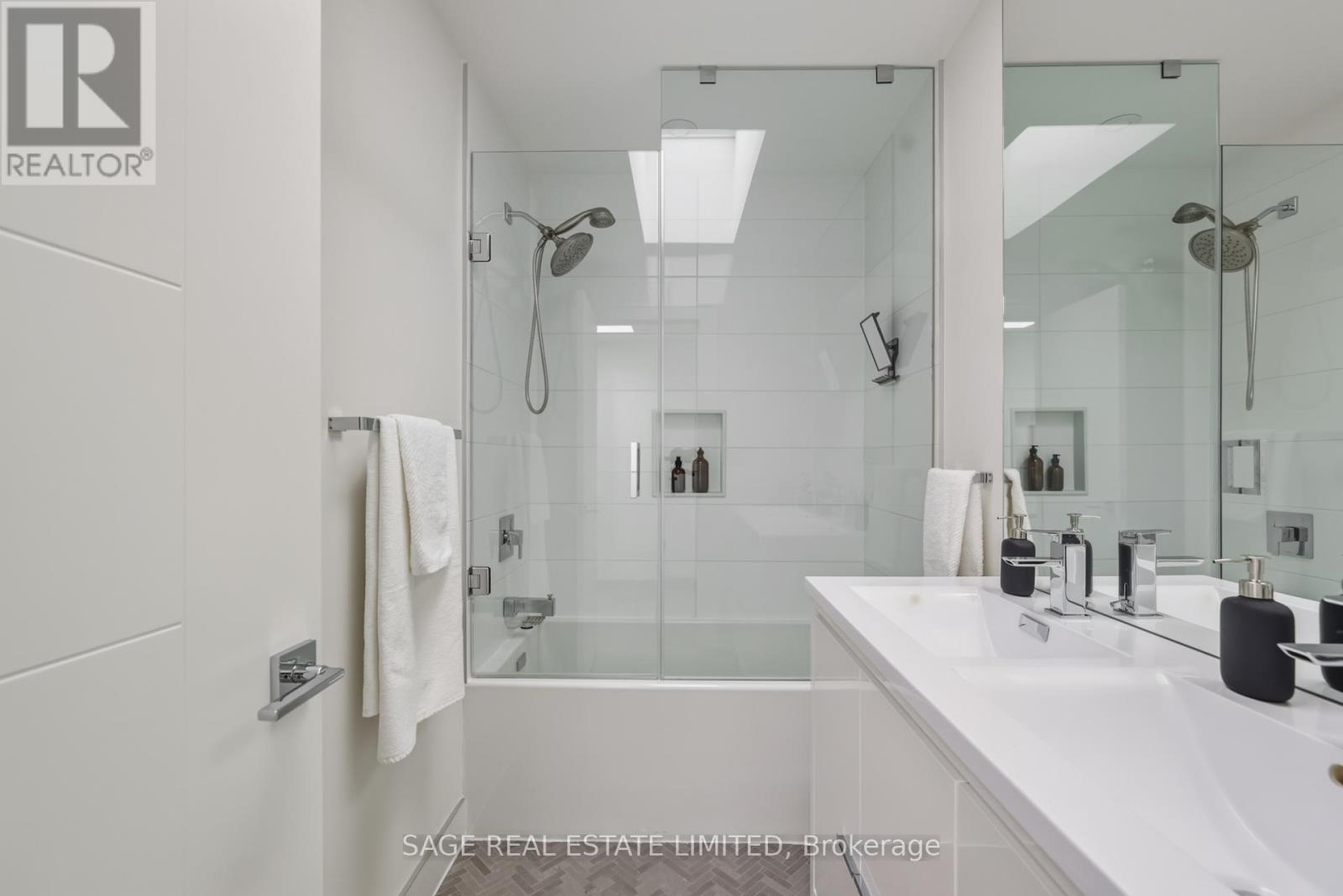 99a Memorial Park Avenue, Toronto, Ontario  M4J 2K1 - Photo 18 - E13024606