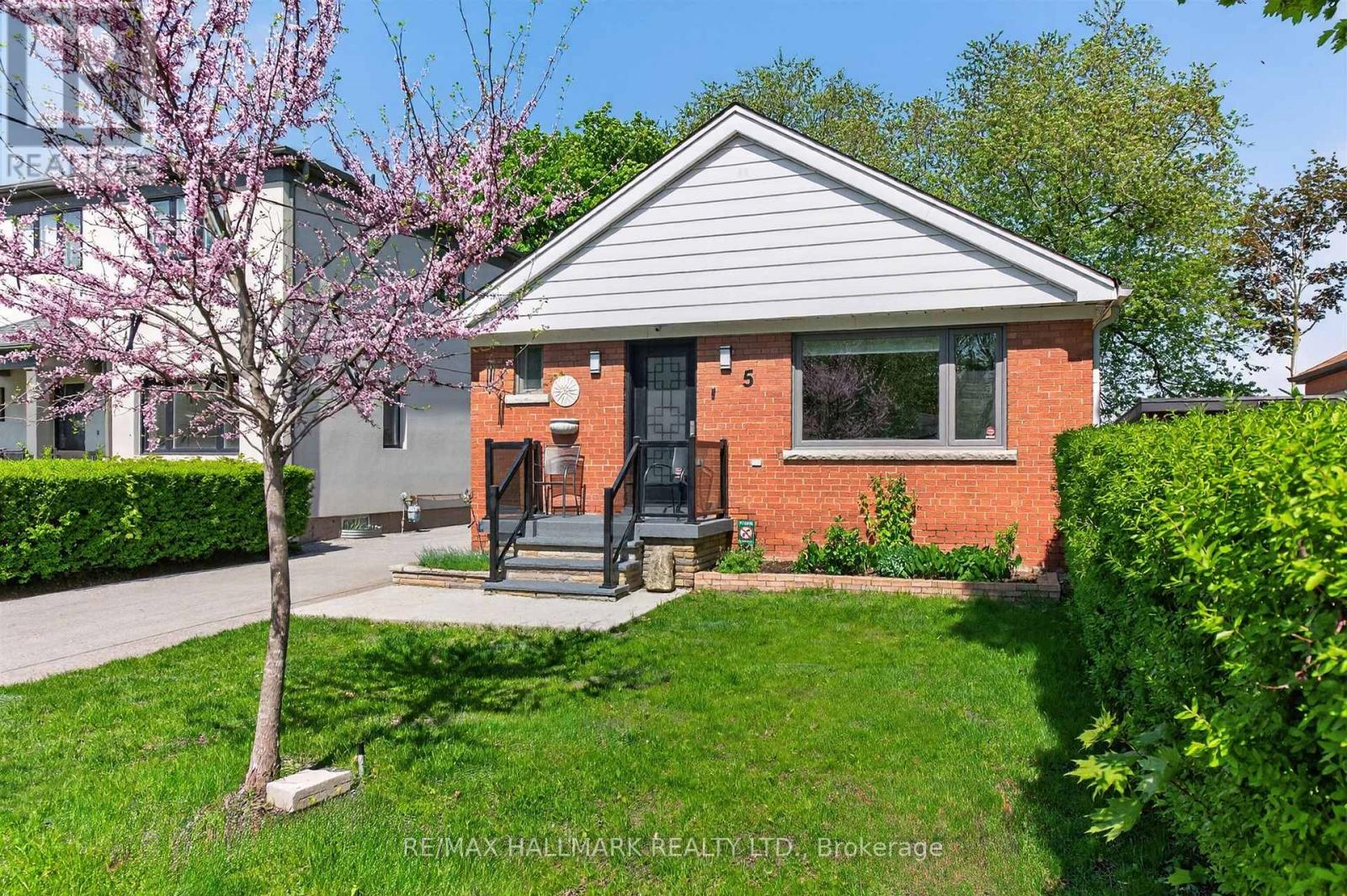 5 ELMONT DRIVE, Toronto, Ontario