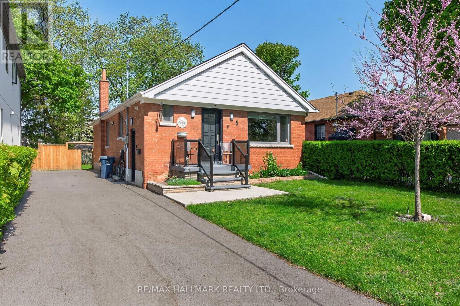 5 Elmont Drive, Toronto, Ontario M4B 2L9 - Photo 2 - E13151616