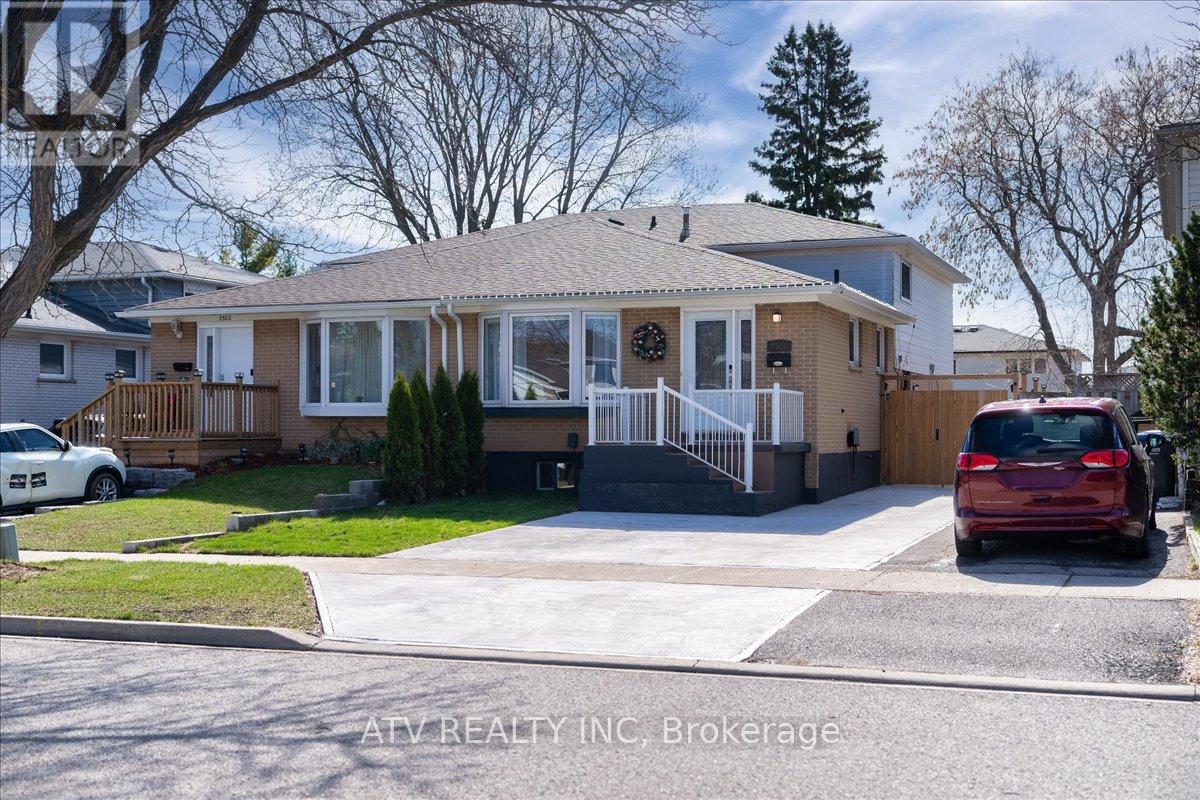 2504 Glamworth Crescent, Mississauga, Ontario  L5K 1G3 - Photo 2 - W13151572