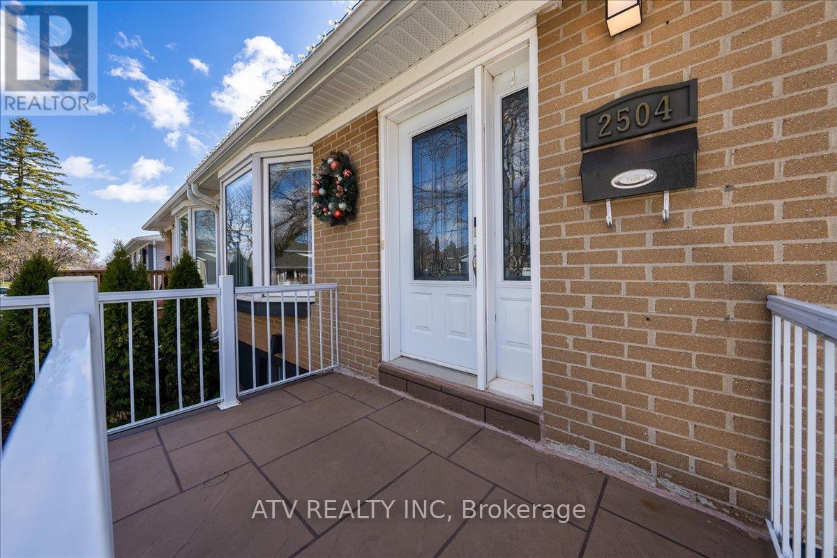 2504 Glamworth Crescent, Mississauga, Ontario  L5K 1G3 - Photo 3 - W13151572