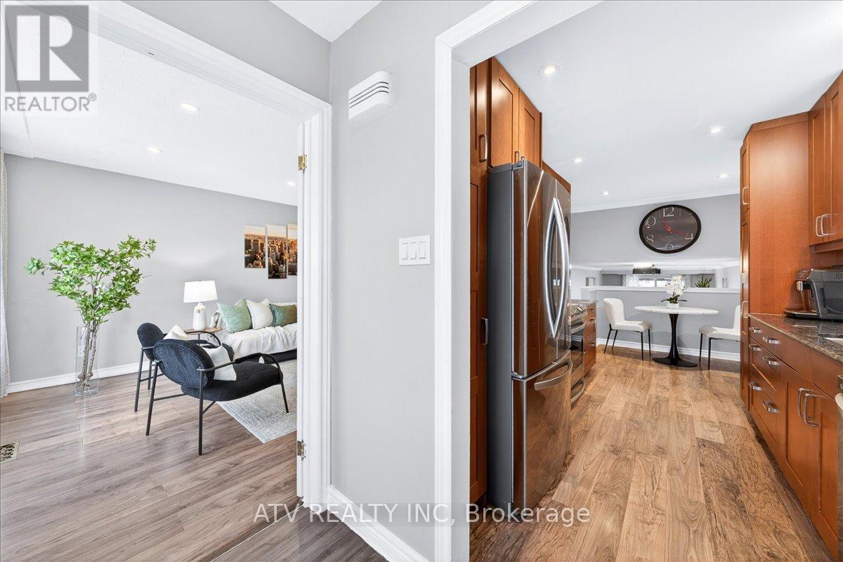 2504 Glamworth Crescent, Mississauga, Ontario  L5K 1G3 - Photo 4 - W13151572