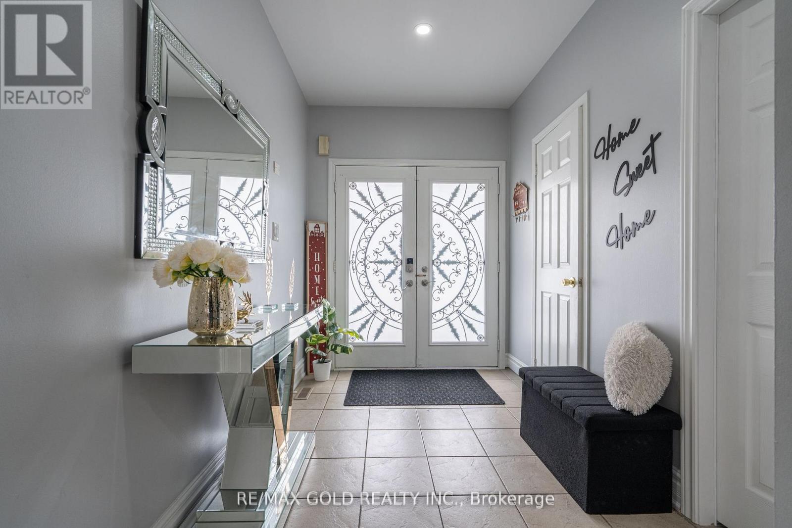 8 Bayridge Drive, Brampton, Ontario  L6P 2H8 - Photo 3 - W13151636