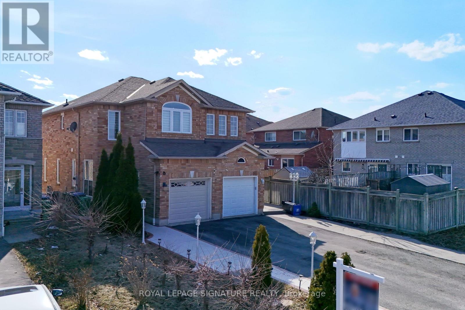 1066 Foxglove Place, Mississauga, Ontario  L5V 2N5 - Photo 2 - W13151776