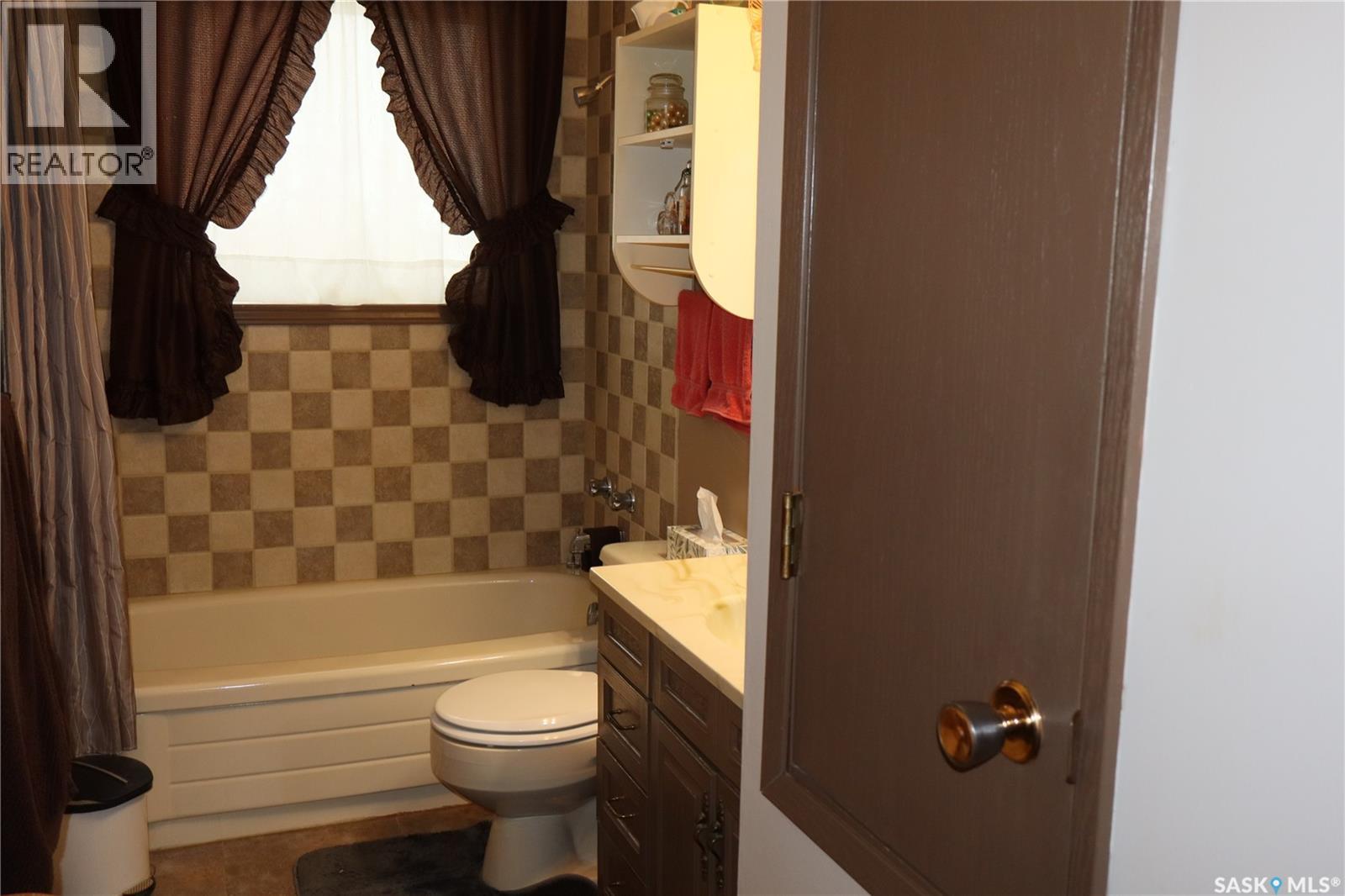 604 5th Avenue W, Assiniboia, Saskatchewan  S0H 0B0 - Photo 15 - SK027503