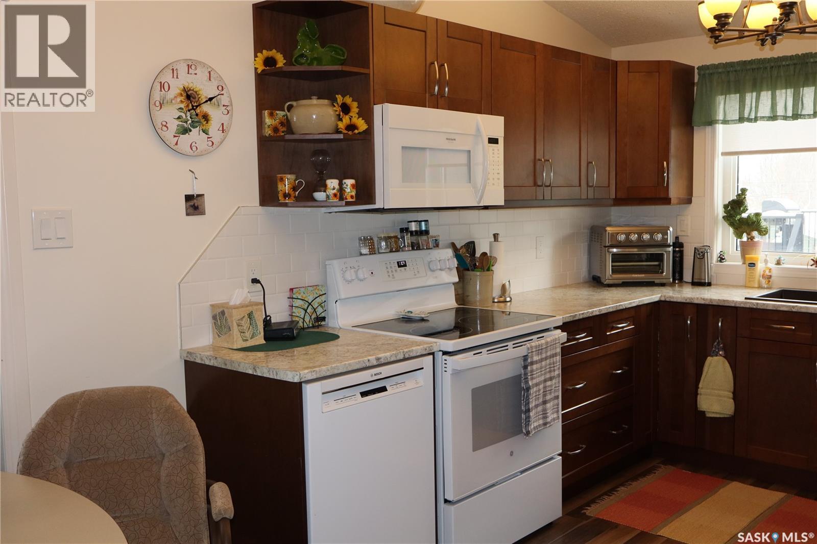 604 5th Avenue W, Assiniboia, Saskatchewan  S0H 0B0 - Photo 3 - SK027503