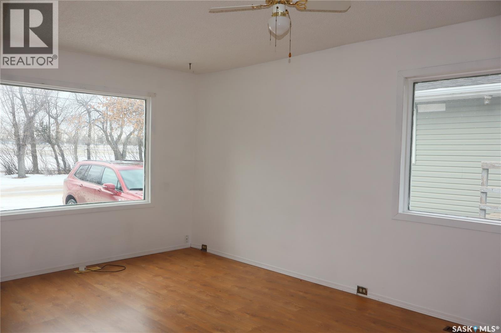 315 7th Avenue E, Assiniboia, Saskatchewan  S0H 0B0 - Photo 6 - SK027320