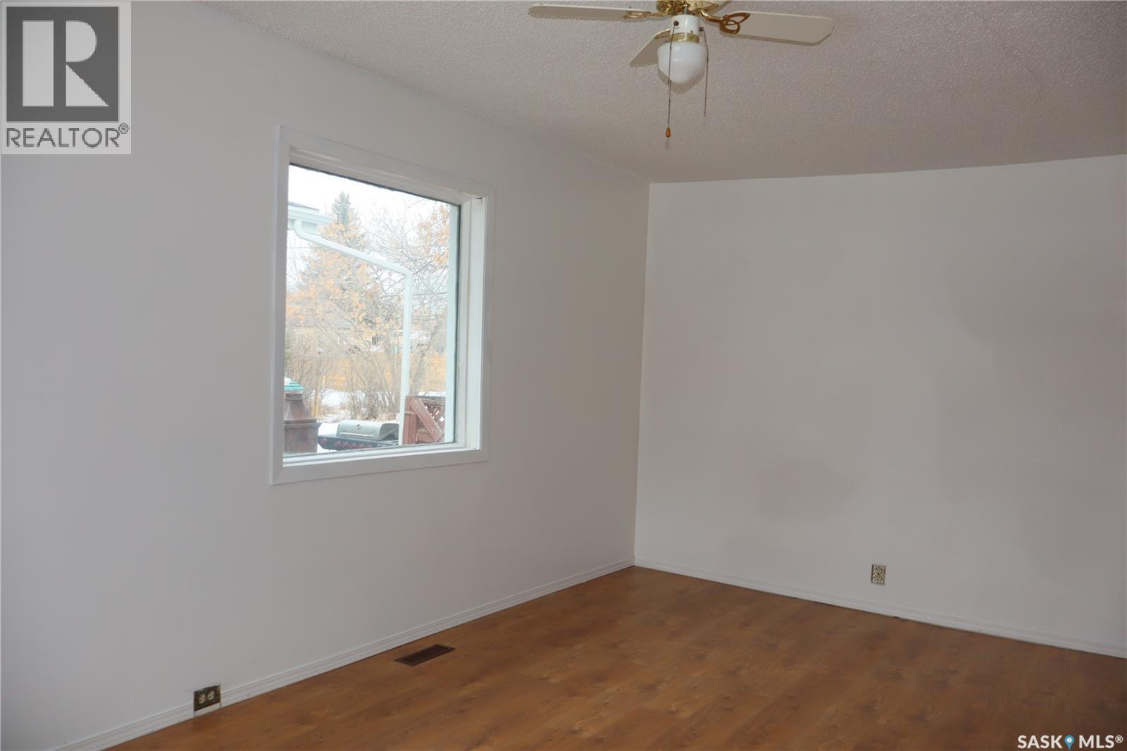 315 7th Avenue E, Assiniboia, Saskatchewan  S0H 0B0 - Photo 7 - SK027320