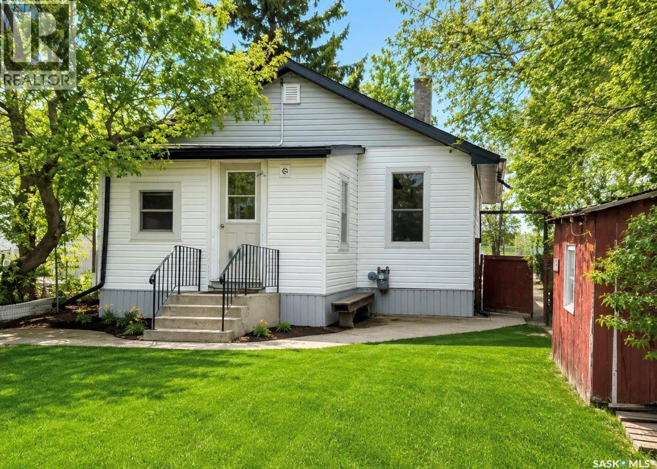 315 7th Avenue E, Assiniboia, Saskatchewan  S0H 0B0 - Photo 2 - SK027320