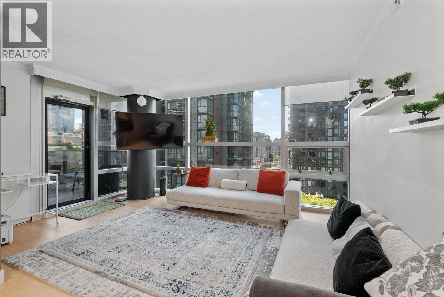 70x 1050 Burrard Street, Vancouver, British Columbia  V6Z 2S3 - Photo 3 - R3125872