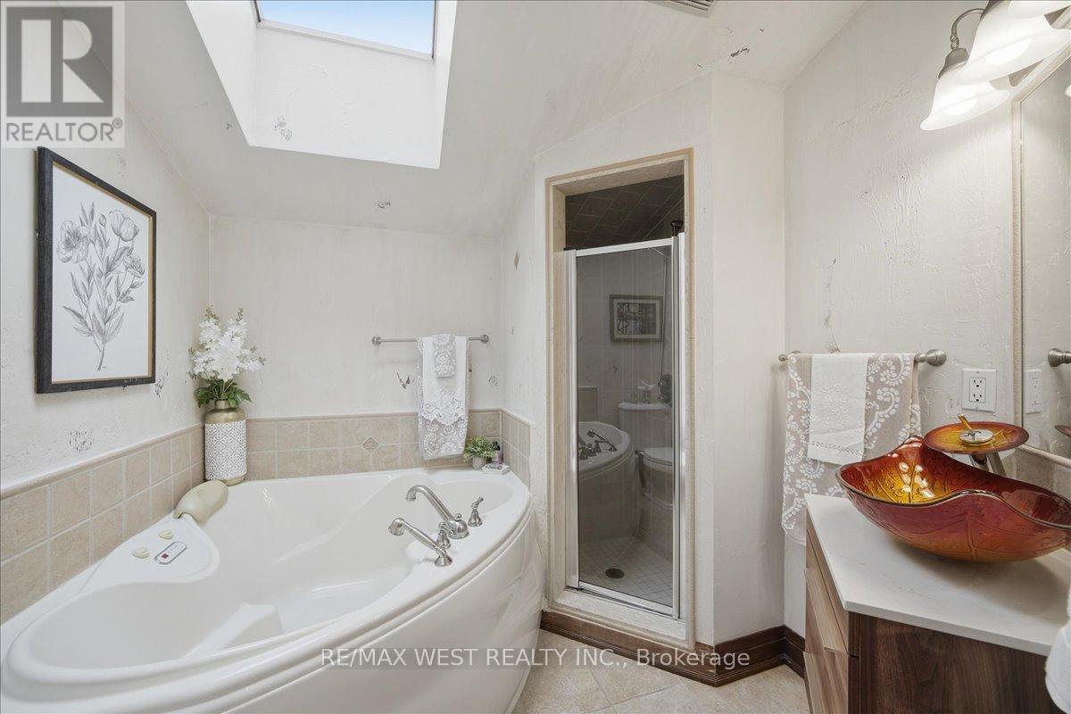 69 Mayfield Avenue, Toronto, Ontario  M6S 1K4 - Photo 27 - W13151922