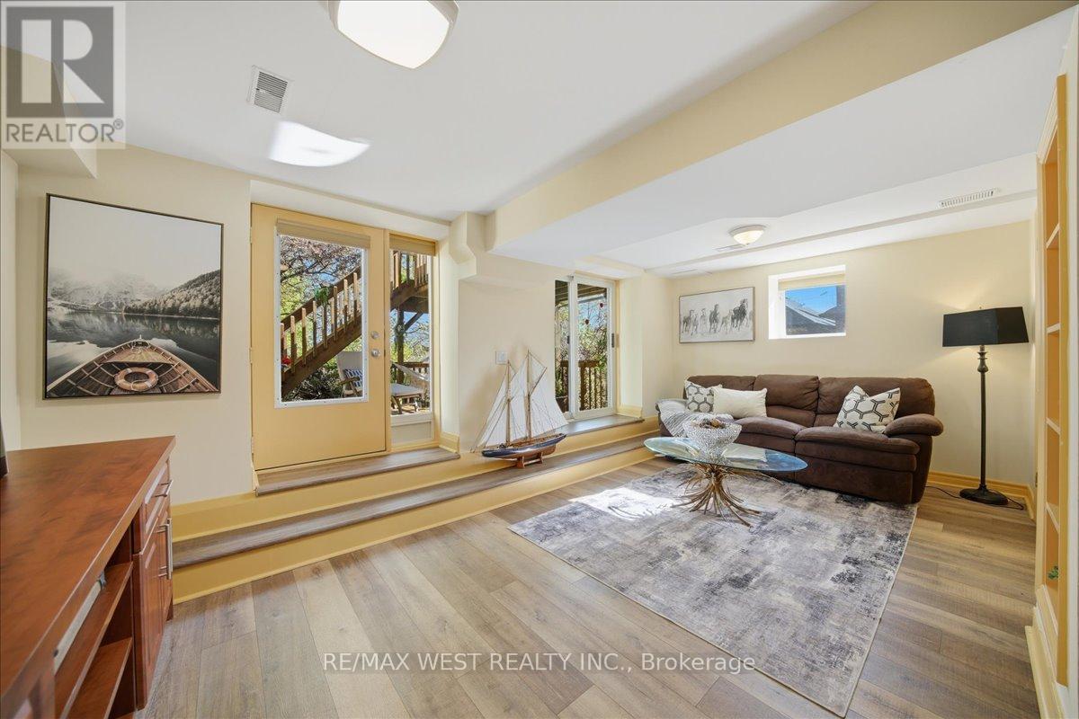 69 Mayfield Avenue, Toronto, Ontario  M6S 1K4 - Photo 34 - W13151922