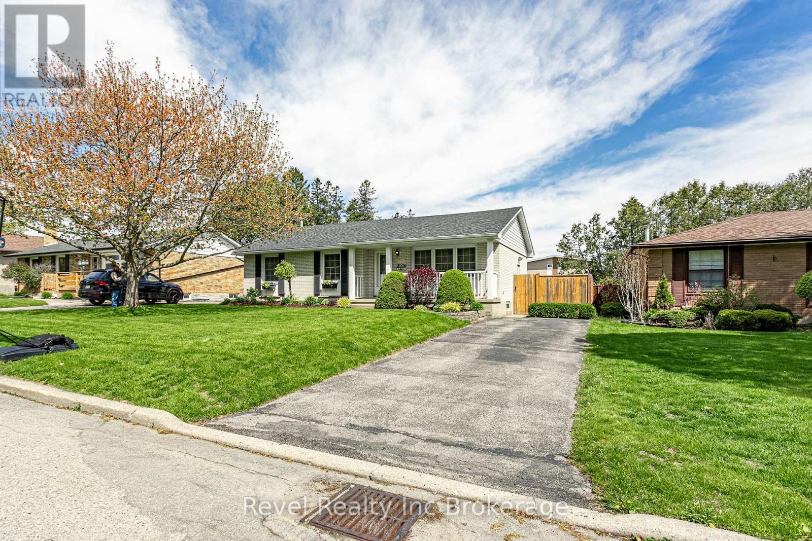793 Gladstone Drive, Woodstock, Ontario N4S 5T3 - Photo 1 - X13152096