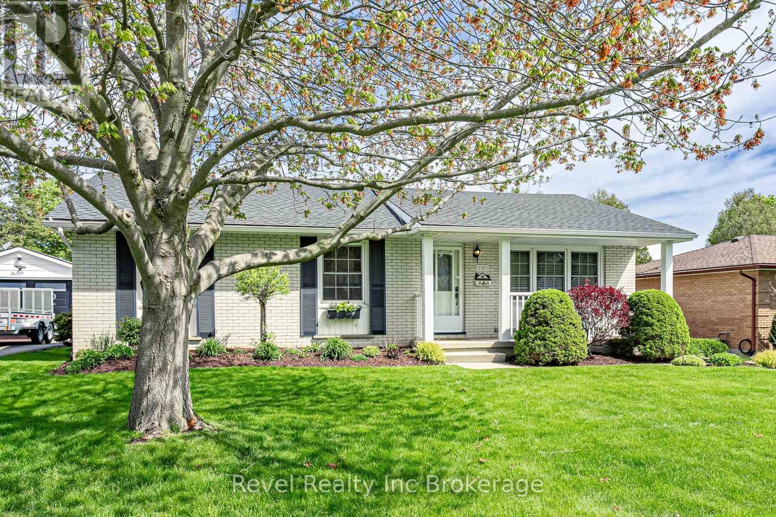 793 Gladstone Drive, Woodstock, Ontario N4S 5T3 - Photo 2 - X13152096