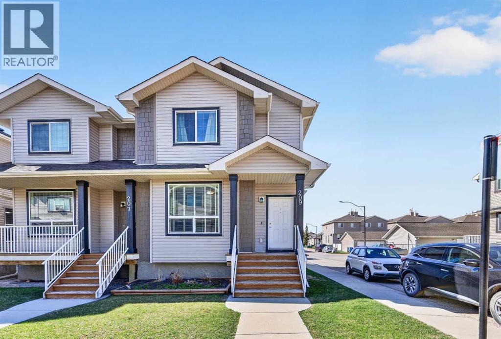 209 Sandford Place NW, Langdon, Alberta  T0J 1X2 - Photo 1 - A2311103