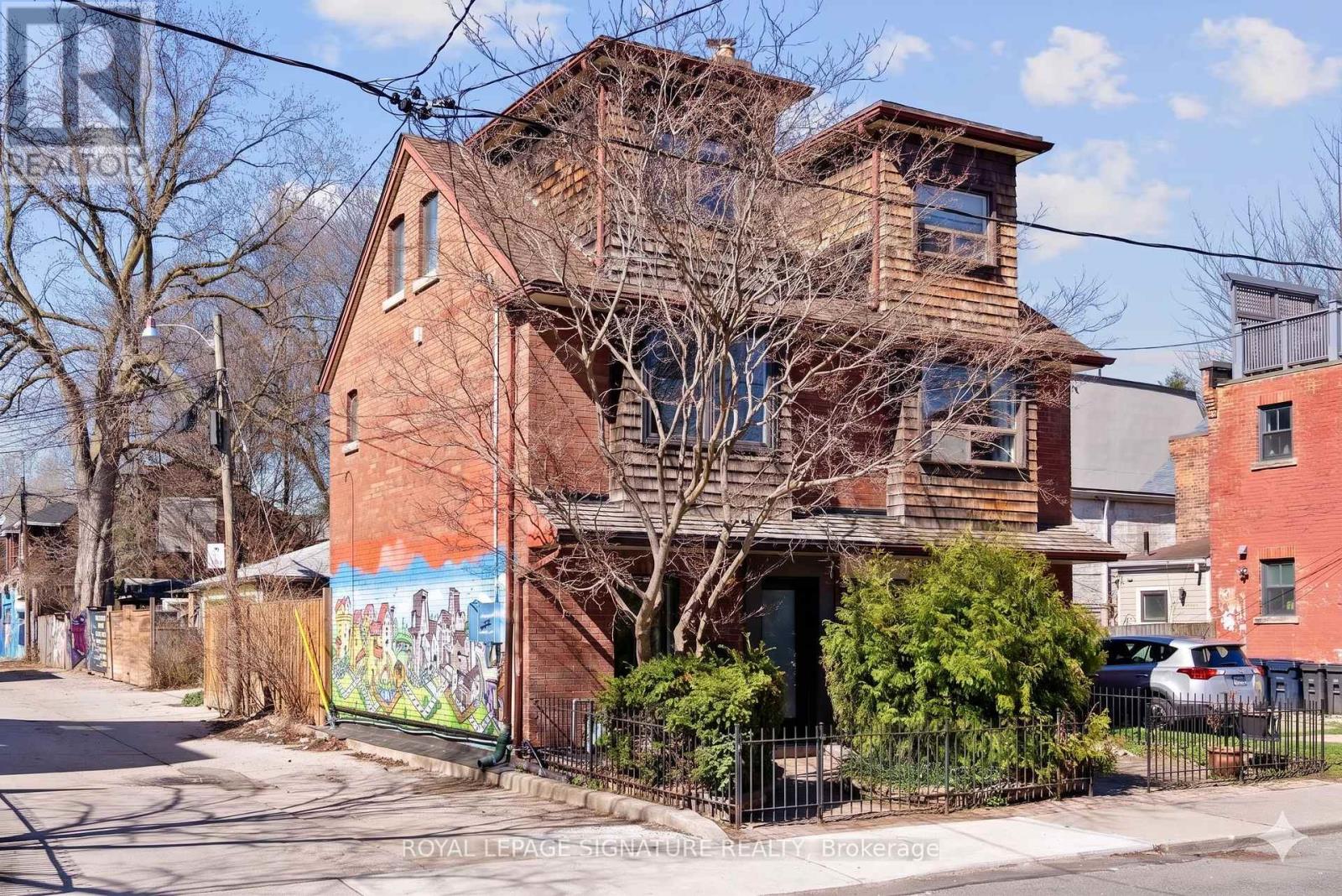 100 Sussex Avenue, Toronto, Ontario  M5S 1K3 - Photo 1 - C13152180