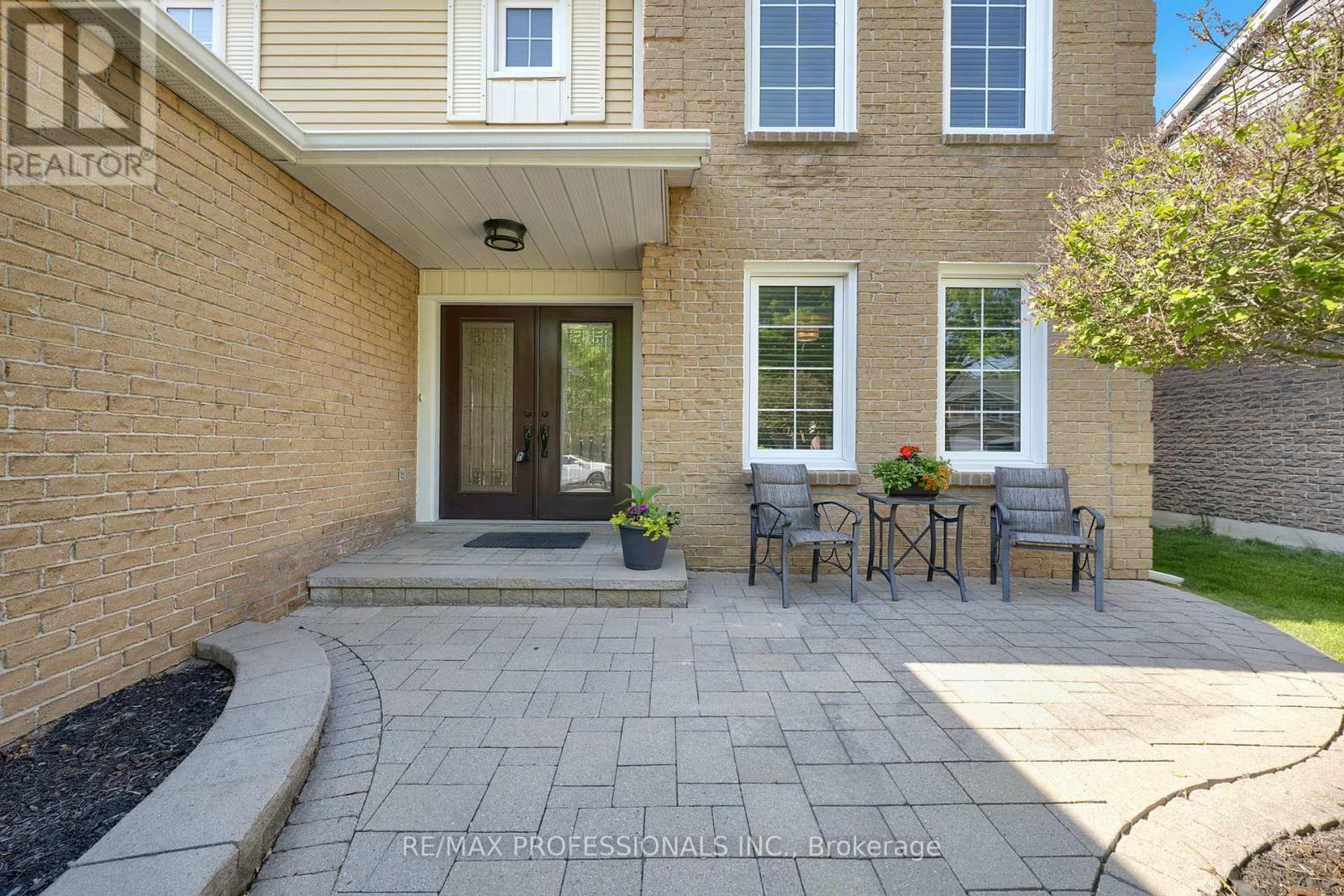 45 Resolute Crescent, Whitby, Ontario  L1P 1G9 - Photo 2 - E13152080