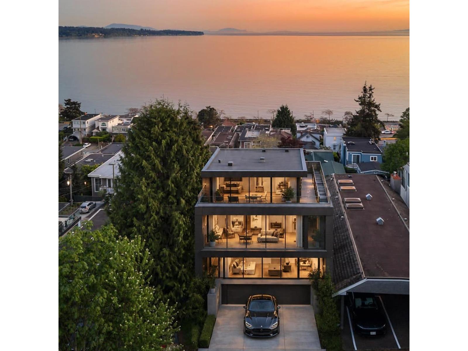 15519 Columbia Avenue, White Rock, British Columbia V4B 1K5 - Photo 1 - R3123819