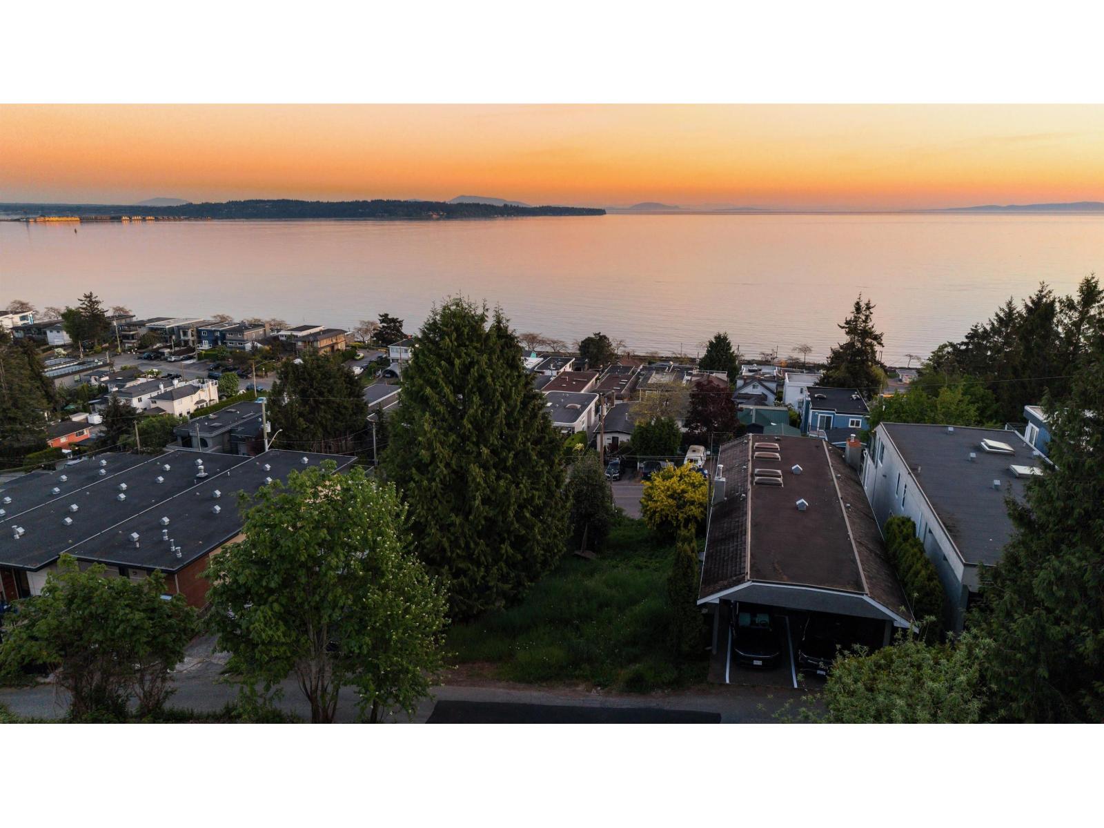 15519 Columbia Avenue, White Rock, British Columbia V4B 1K5 - Photo 2 - R3123819