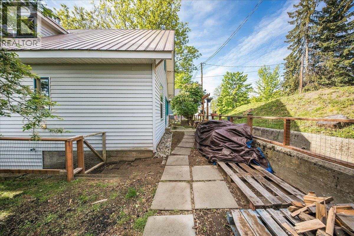 2050 Georgia Street, Rossland, British Columbia V0G 1Y0 - Photo 39 - 10388184