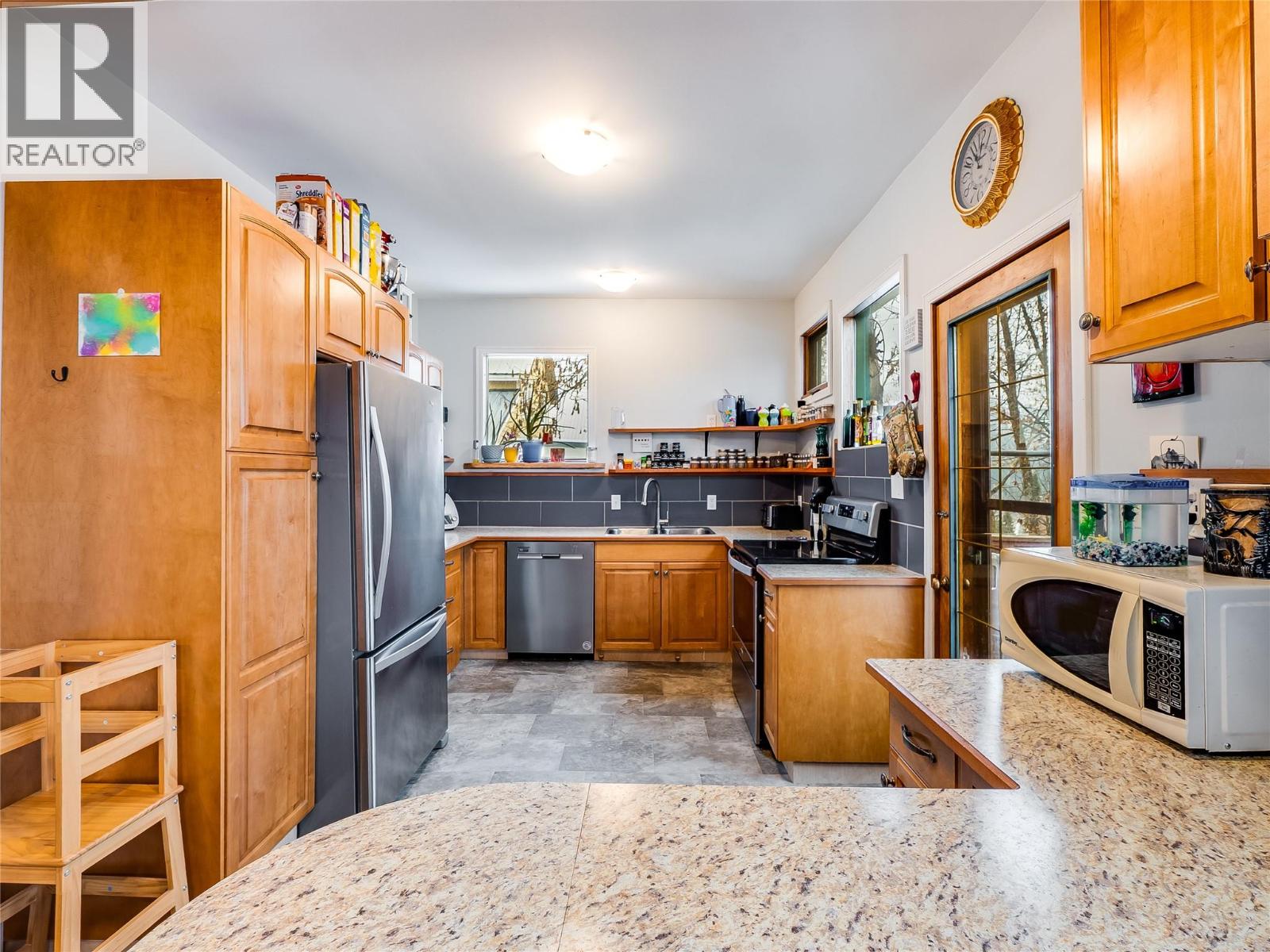 2050 Georgia Street, Rossland, British Columbia V0G 1Y0 - Photo 11 - 10388184