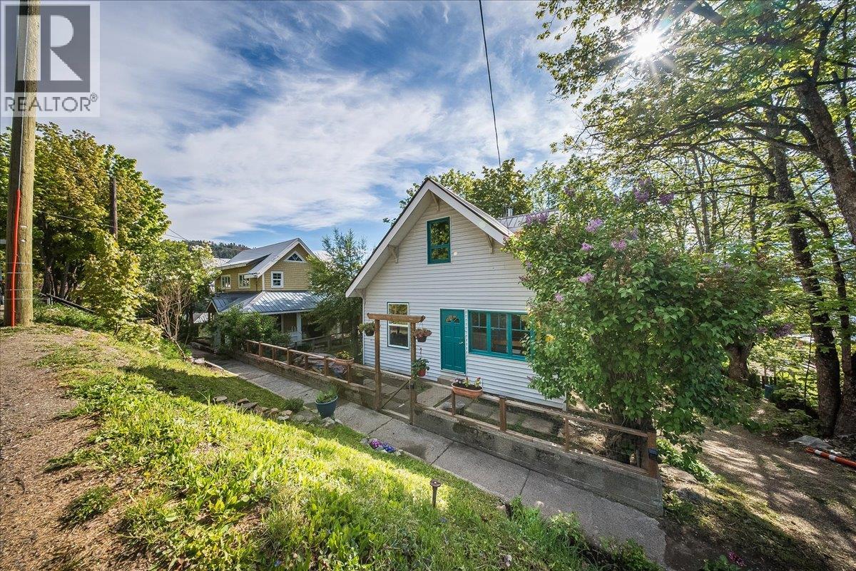 2050 Georgia Street, Rossland, British Columbia V0G 1Y0 - Photo 2 - 10388184