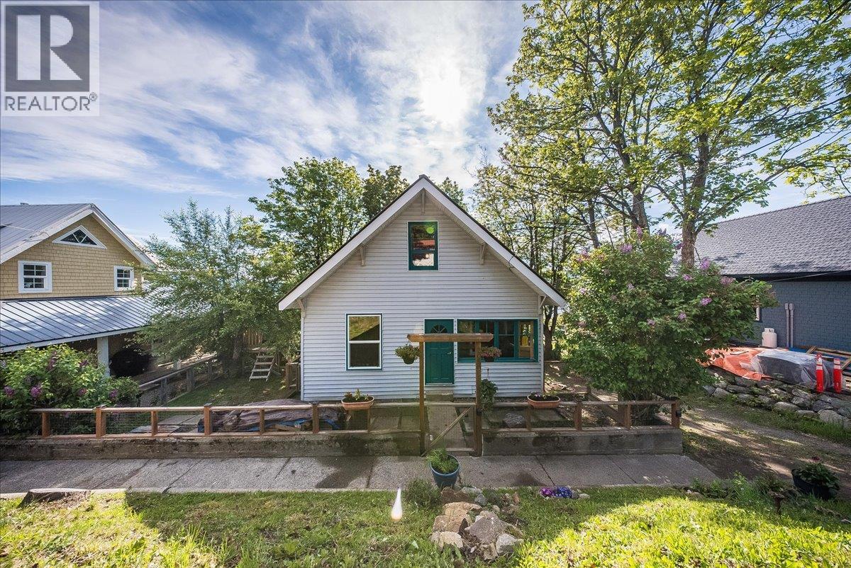 2050 Georgia Street, Rossland, British Columbia V0G 1Y0 - Photo 1 - 10388184