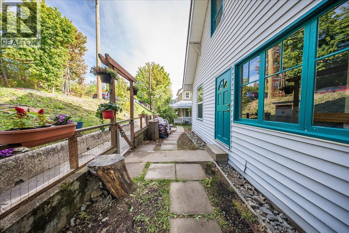2050 Georgia Street, Rossland, British Columbia V0G 1Y0 - Photo 38 - 10388184