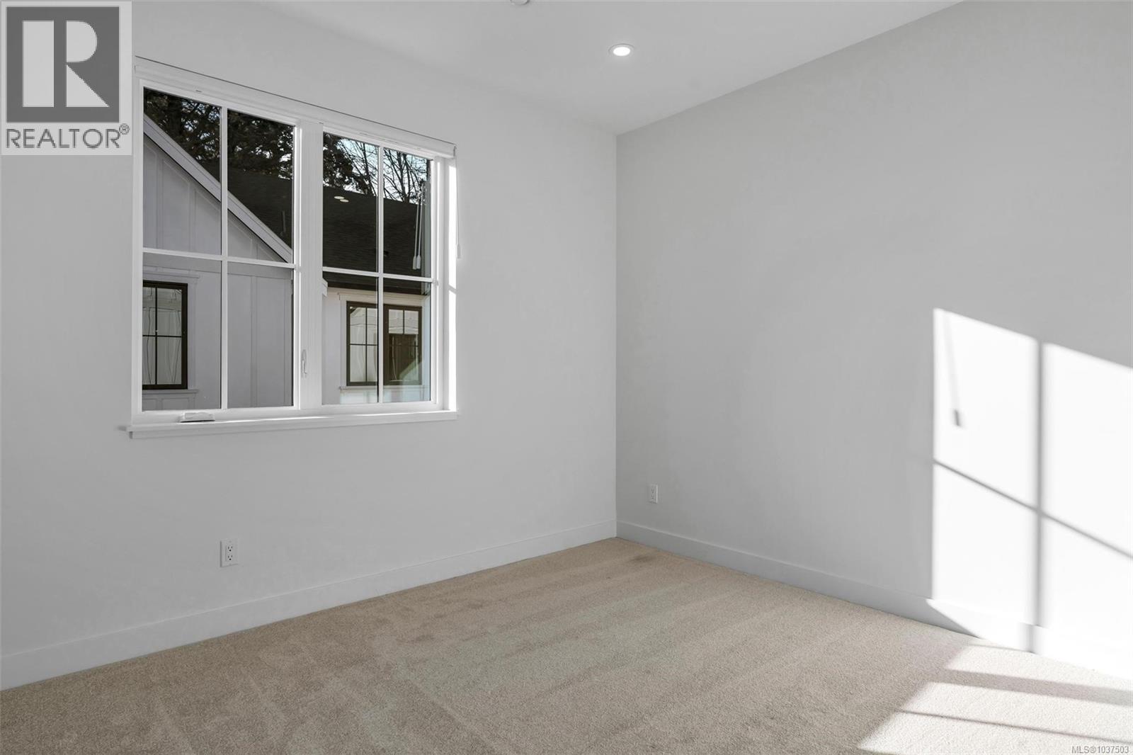 3 1255 Dunsterville Ave, Saanich, British Columbia  V8Z 2W9 - Photo 32 - 1037503