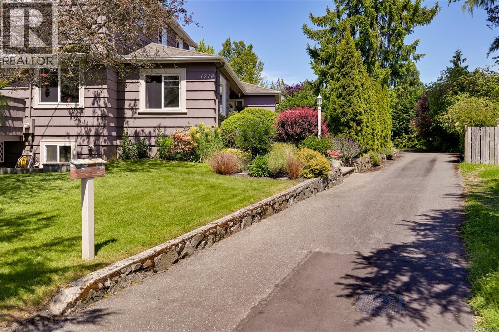 1718 Garnet Rd, Saanich, British Columbia  V8P 3C8 - Photo 2 - 1036698