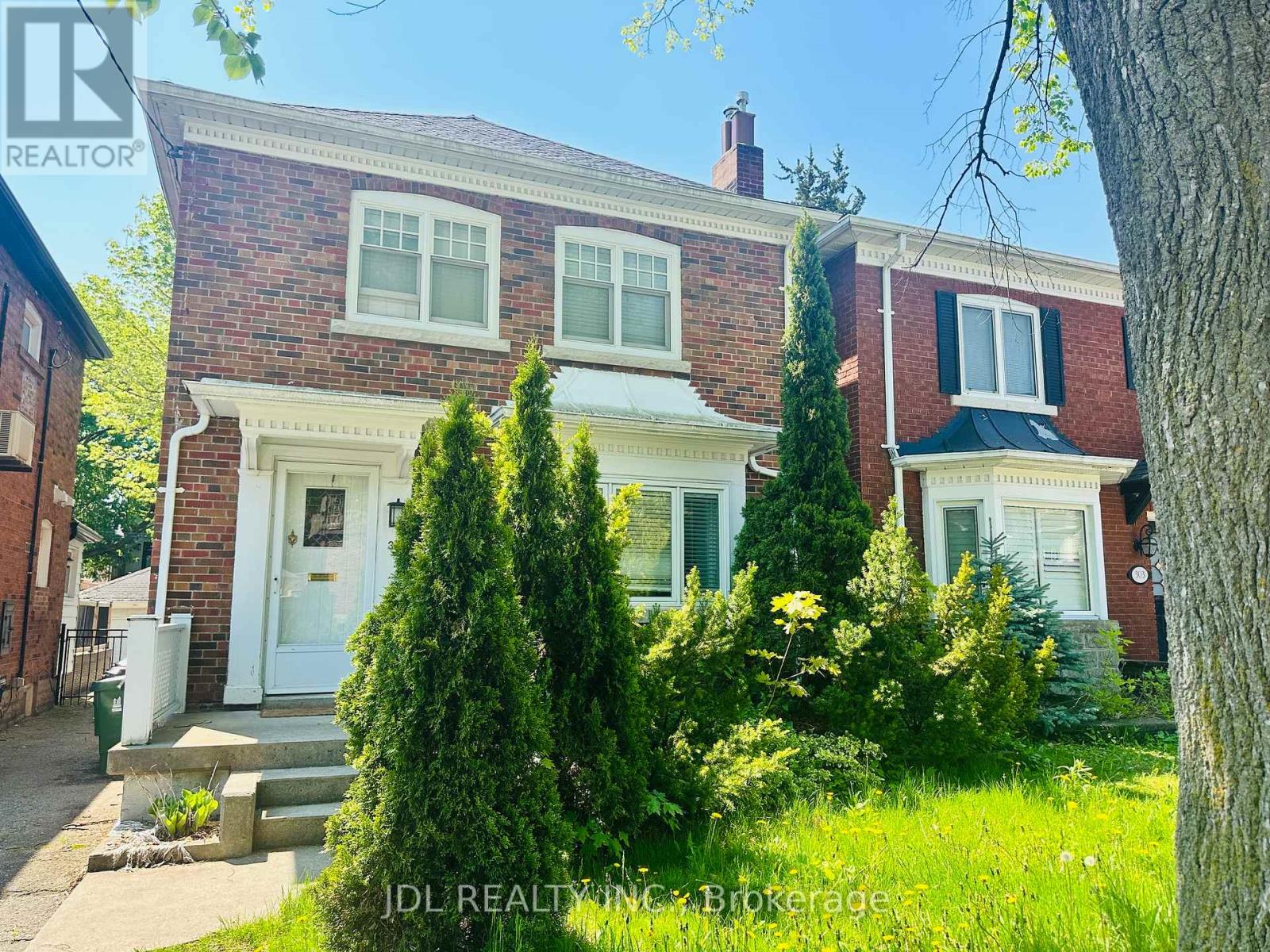 301 Old Orchard Grove, Toronto, Ontario M5M 2E6 - Photo 1 - C13152442