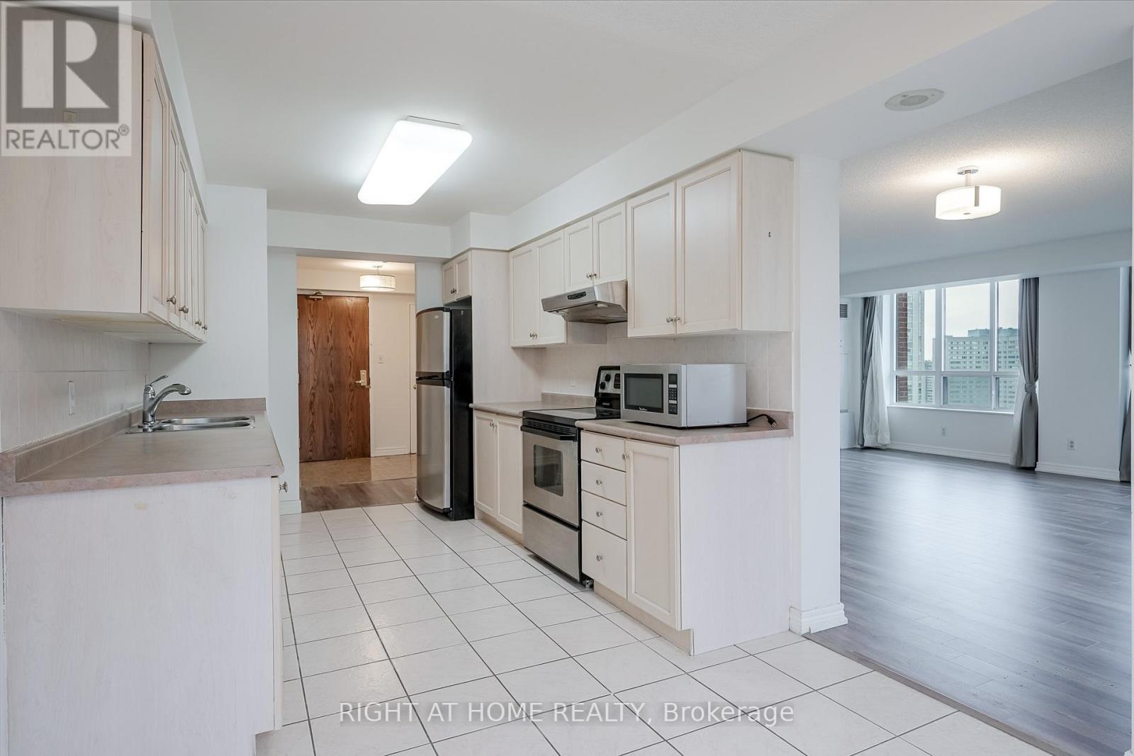 2205 - 156 Enfield Place, Mississauga, Ontario  L5B 4L8 - Photo 11 - W13152364