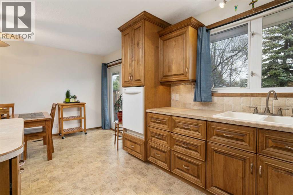30 Montclare Avenue, Camrose, Alberta  T4V 2K8 - Photo 8 - A2311622