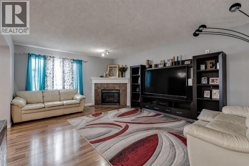 47 Westmount Road, Okotoks, Alberta  T1S 2J3 - Photo 5 - A2310716