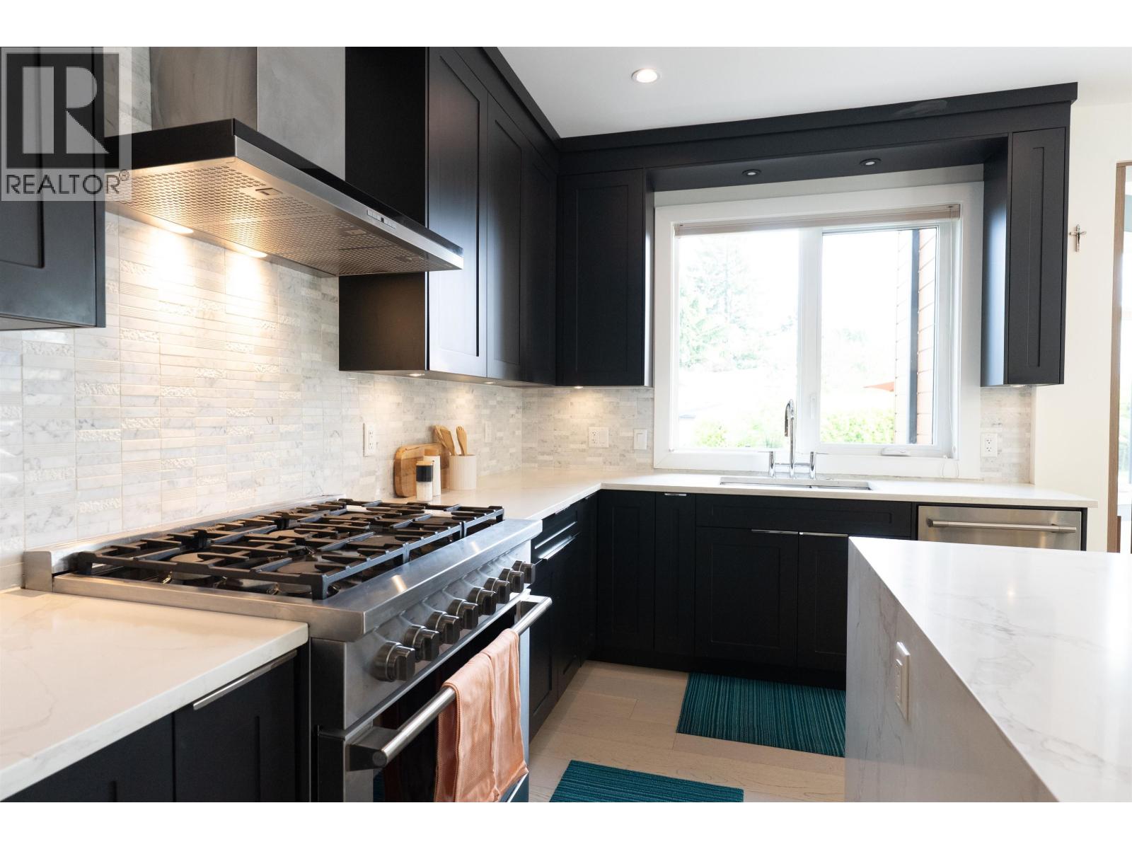 900 Hendry Avenue, North Vancouver, British Columbia  V7L 4E2 - Photo 11 - R3125967