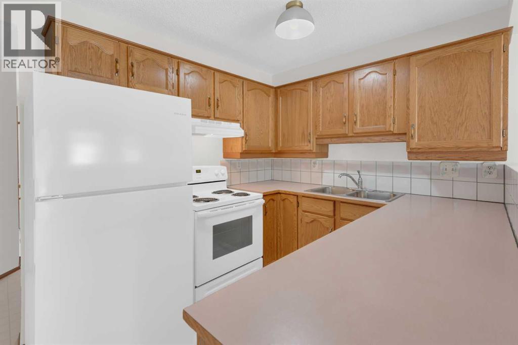 216 Shawinigan Drive SW, Calgary, Alberta  T2Y 3B4 - Photo 8 - A2309802