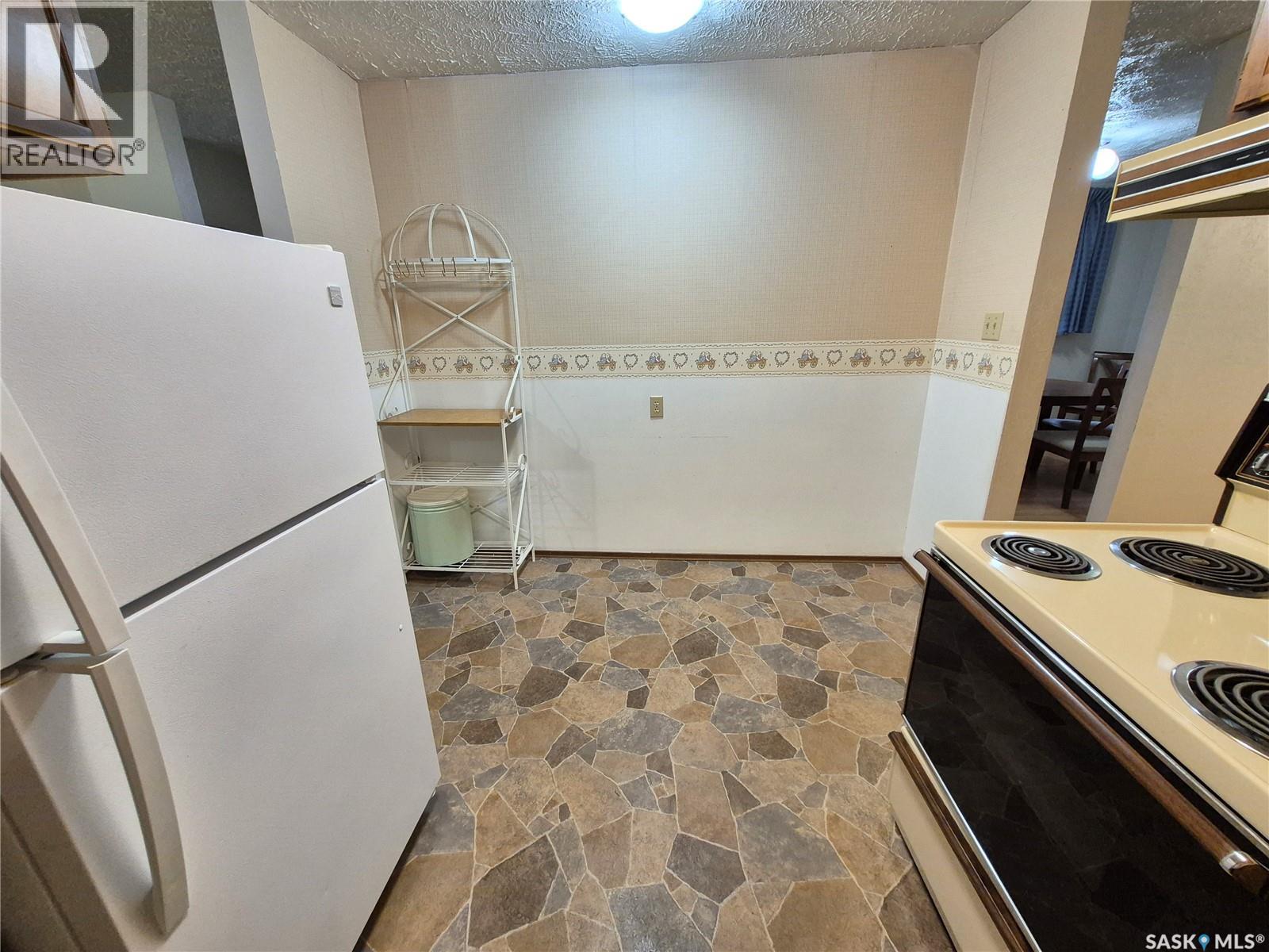 16 228 3rd Street, Weyburn, Saskatchewan  S4H 0W6 - Photo 10 - SK036607